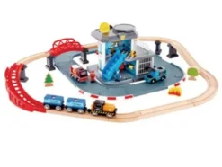 Hape Pelastuslaitoksen p&auml;&auml;maja ja junarata